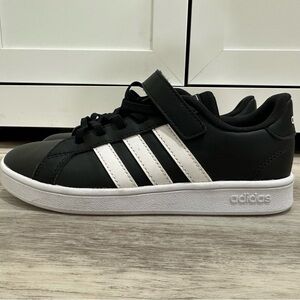Adidas Grand court 2.0 shoes kids size 3